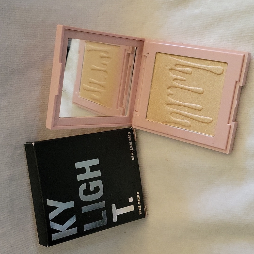 Kylie illuminating powder